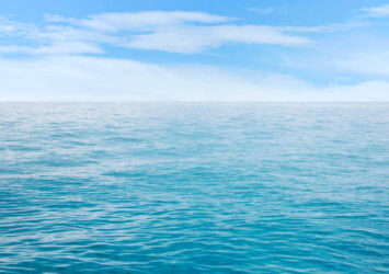 Sumérgete en el significado de soñar con un mar transparente